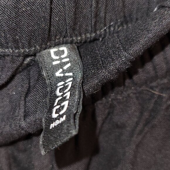 Divided by H&M black elastic waist shorts with pockets size XS - Picture 3 of 4
